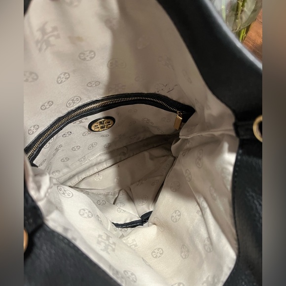 Beautiful Tory Burch Amanda Fold-Over Messenger Bag in large size - Picture 13 of 14